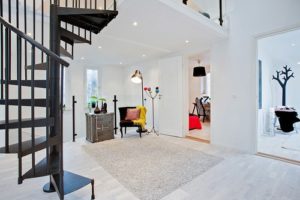 nowoczesne schody do mieszkania dwupoziomowego