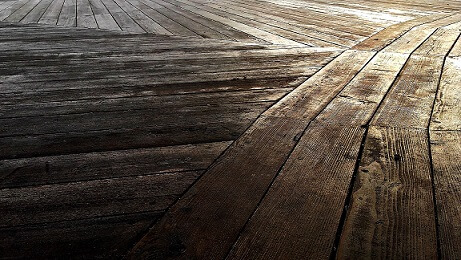 Stara drewniana podłoga na legarach